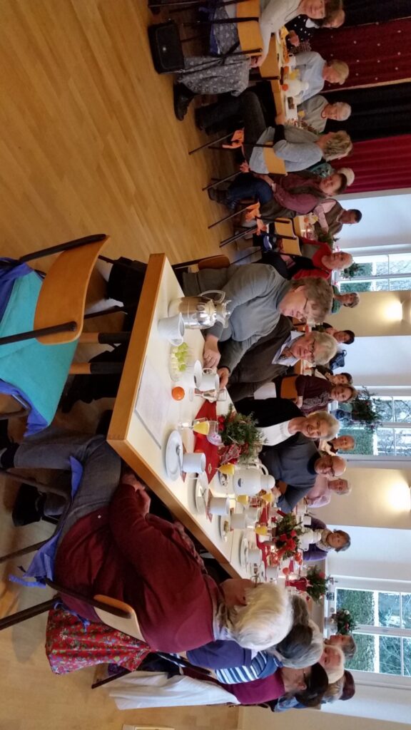 Gemeinschaft beim Essen, festlich gedeckte Tische, Hospiz Polling.