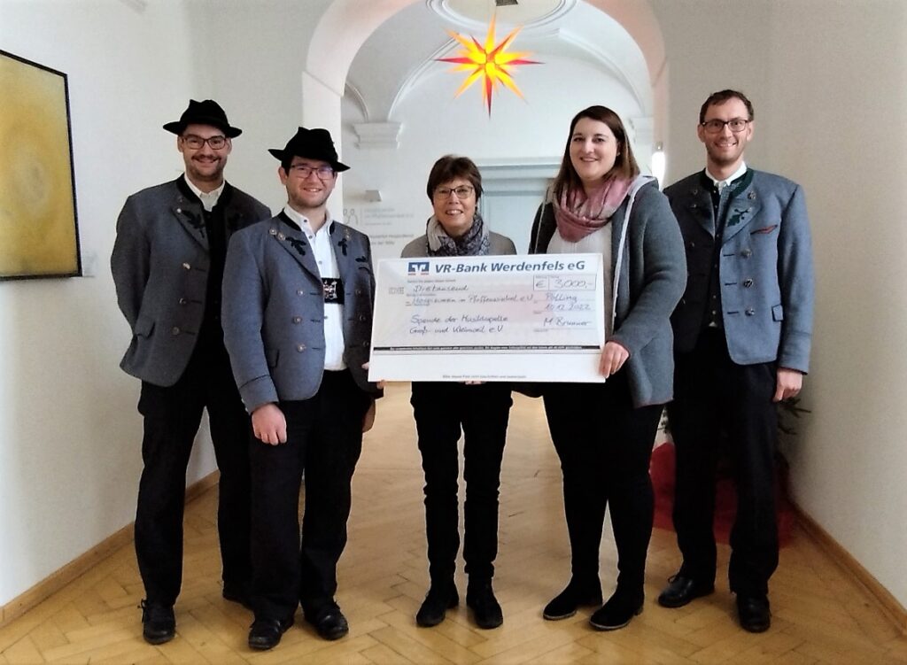 Hospiz Polling - Hospizverein Pfaffenwinkel, Scheckübergabe im festlichen Raum.
