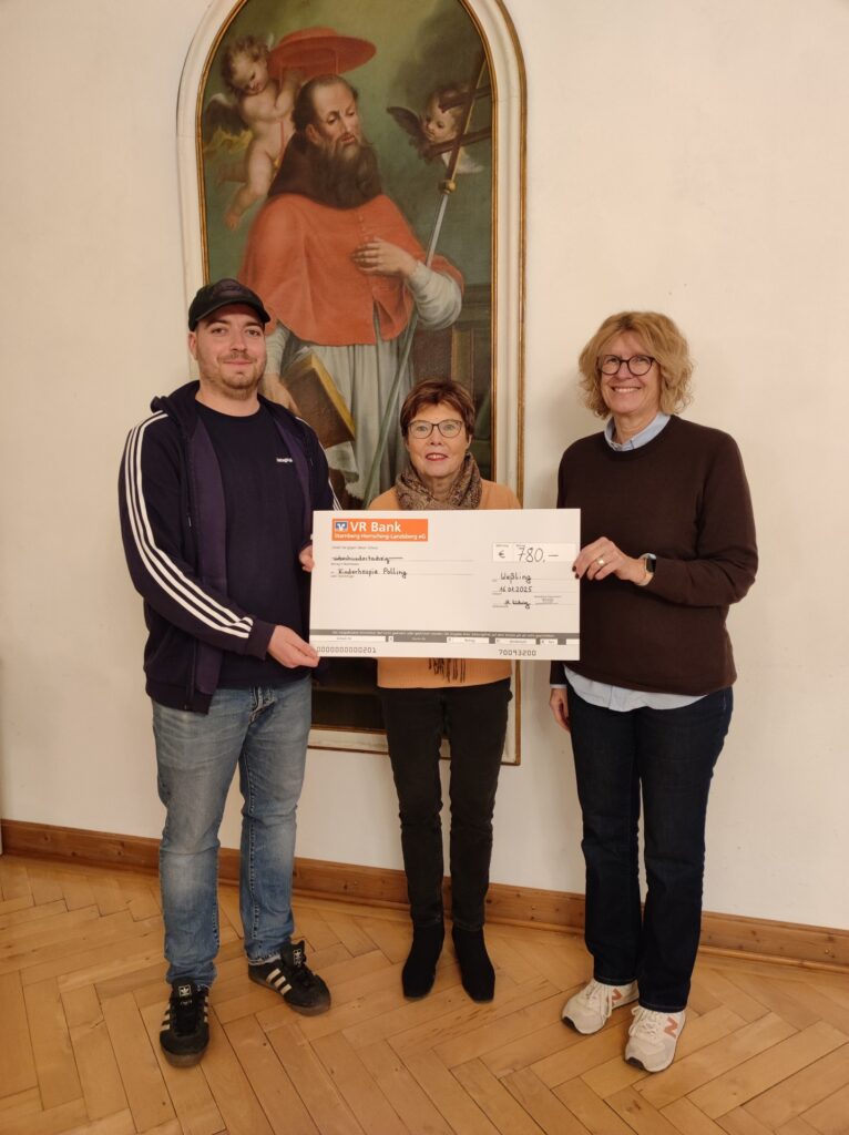 Hospiz Polling - Hospizverein Pfaffenwinkel: Spendenübergabe mit großem Scheck im freundlichen Raum.