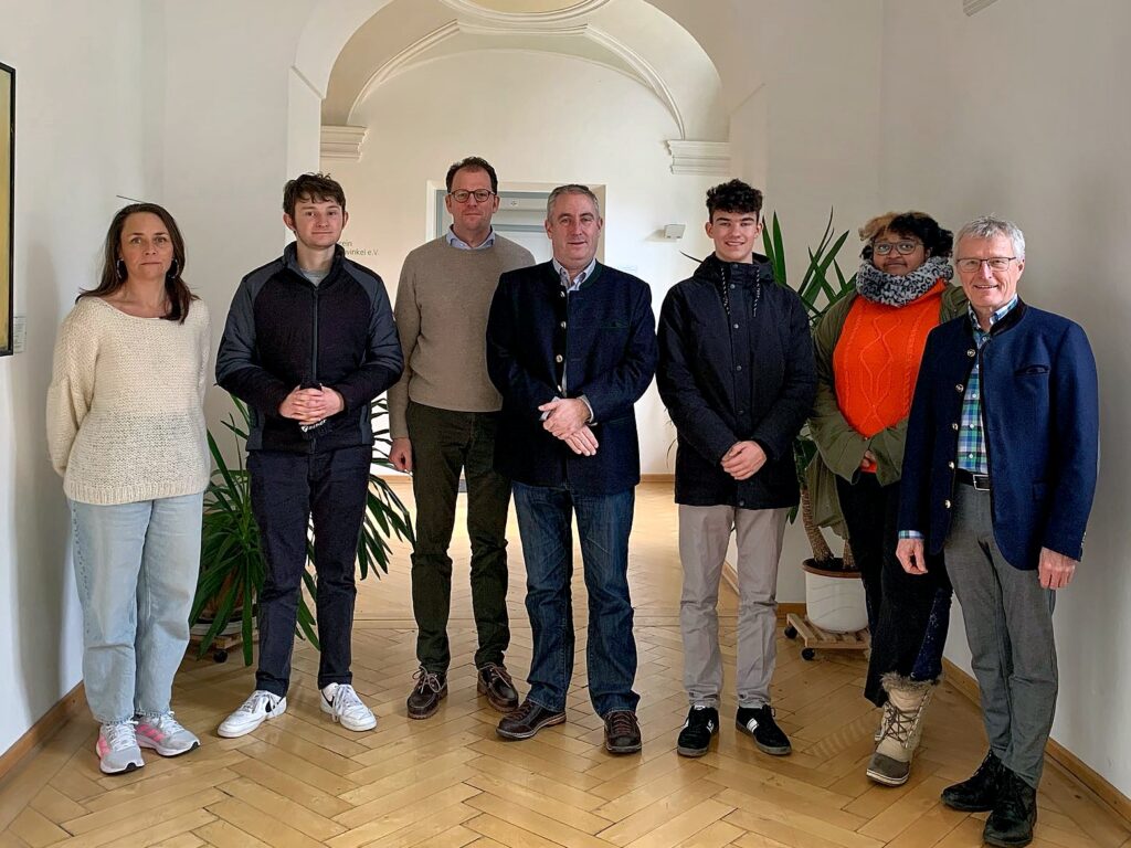 Hospiz Polling - Hospizverein Pfaffenwinkel: Gruppe in freundlicher Flur.