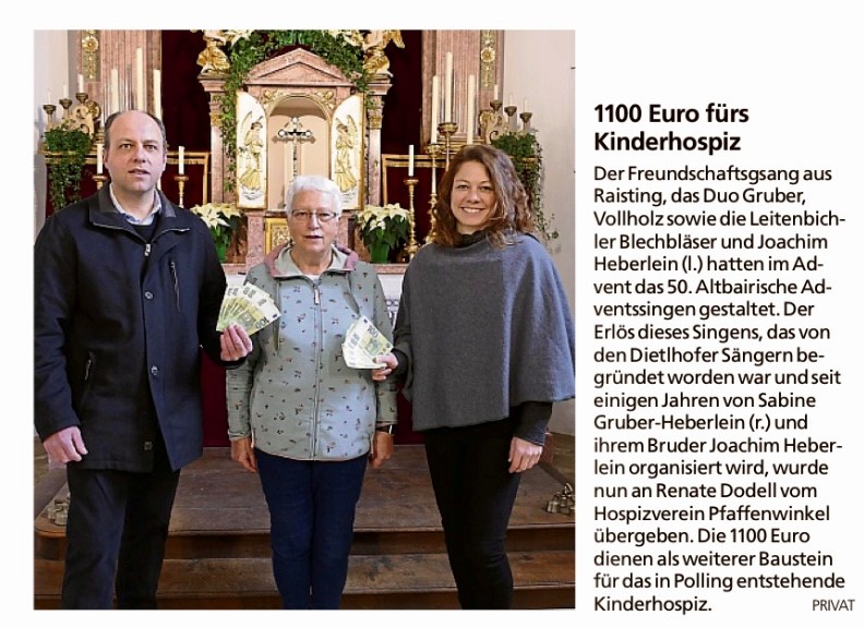 Spendenübergabe im festlich geschmückten Kirchenraum für Hospiz Polling.