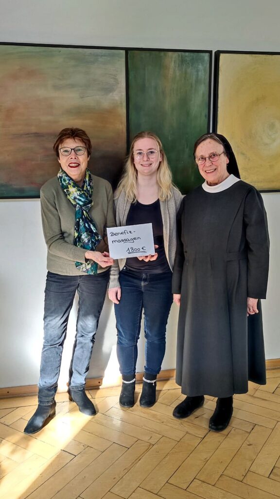 Spendenübergabe im Hospiz Polling - Hospizverein Pfaffenwinkel, drei Frauen lächeln.