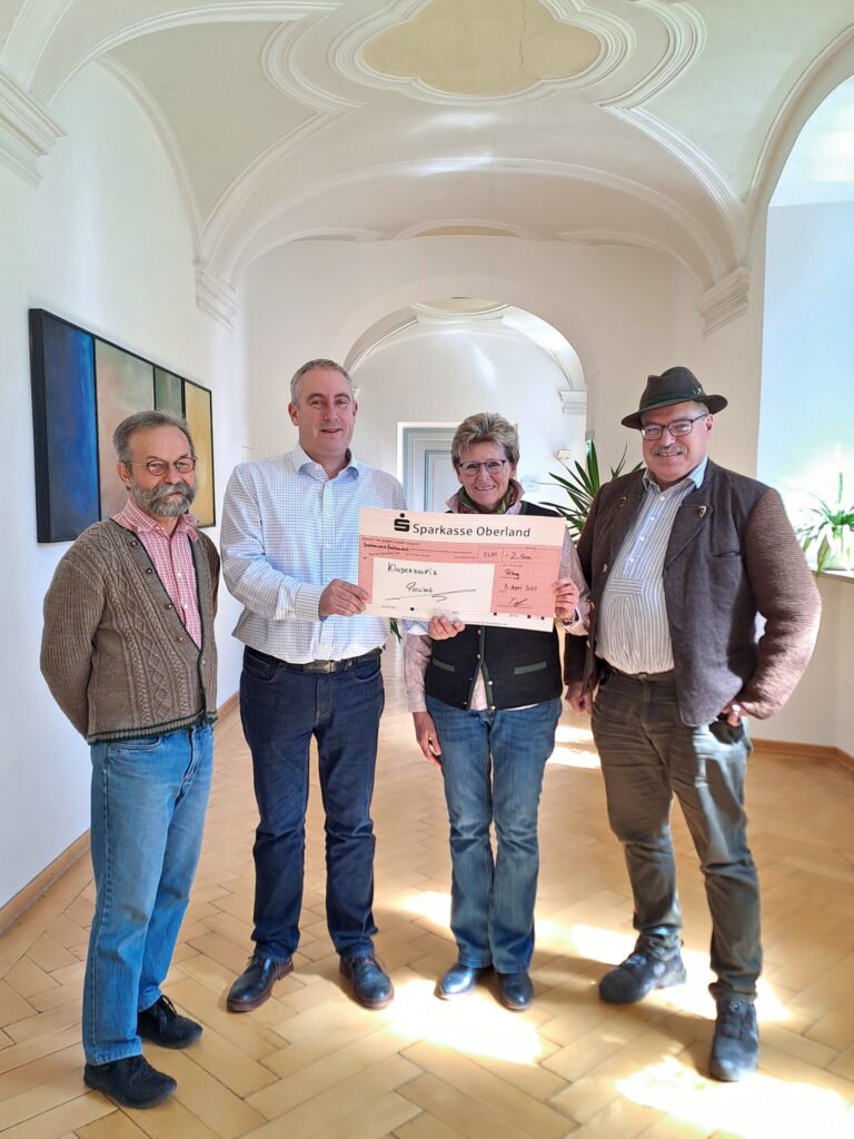Freundliche Spendenübergabe in der hellen Flur von Hospiz Polling.