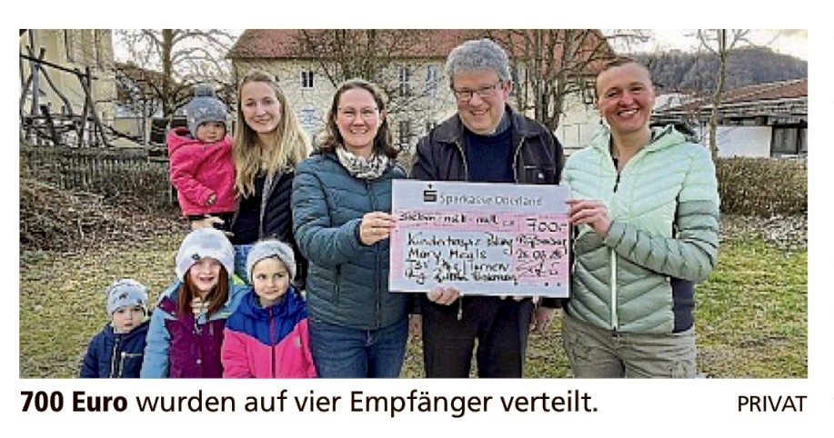 Hospiz Polling - Hospizverein Pfaffenwinkel erhält Spendenscheck draußen.