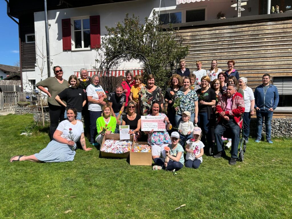 Hospiz Polling - Hospizverein Pfaffenwinkel: Gemeinsames Geschenkefoto auf Rasen.