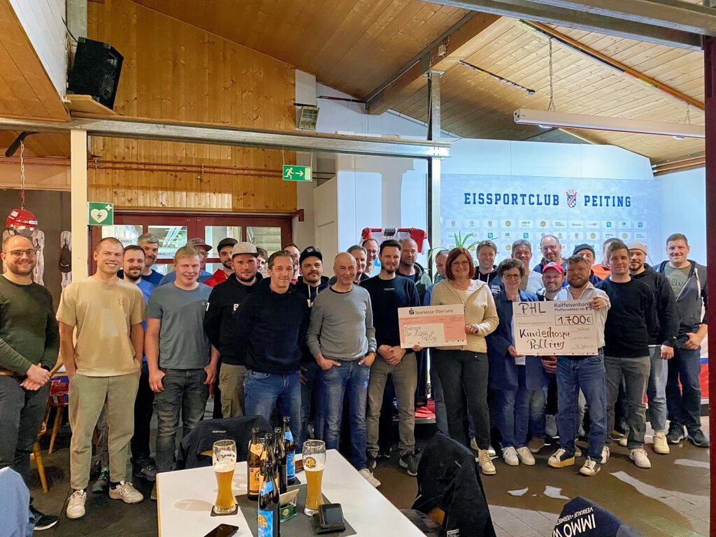 Spendenübergabe im Vereinsraum, Biergläser auf Tisch, Hospiz Polling.