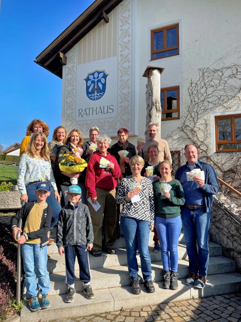Hospiz Polling - Hospizverein Pfaffenwinkel feiert vor Rathaus bei Sonnenschein.