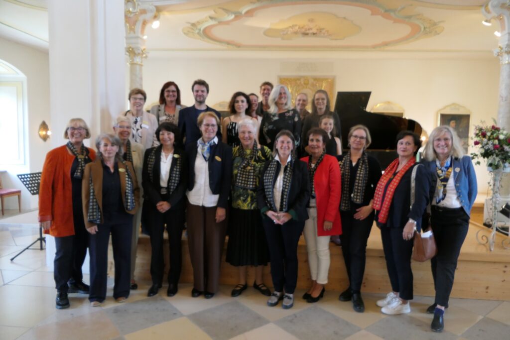 Hospiz Polling - Hospizverein Pfaffenwinkel Teamfoto am Flügel, festlich.