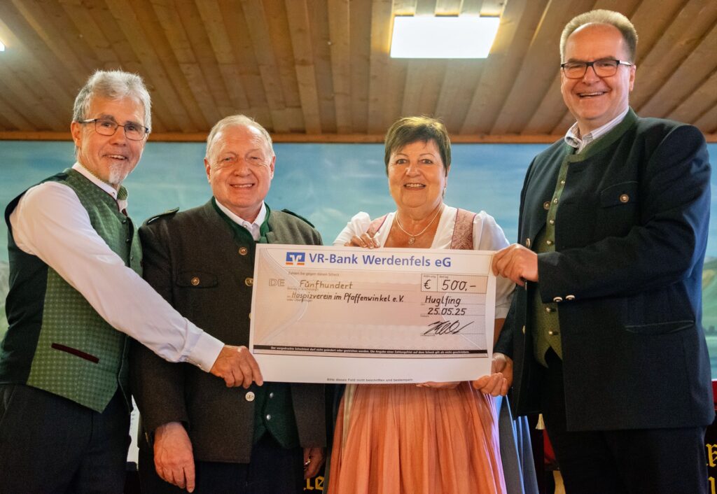 Hospiz Polling - Hospizverein Pfaffenwinkel, Scheckübergabe, festlich gekleidete Personen.