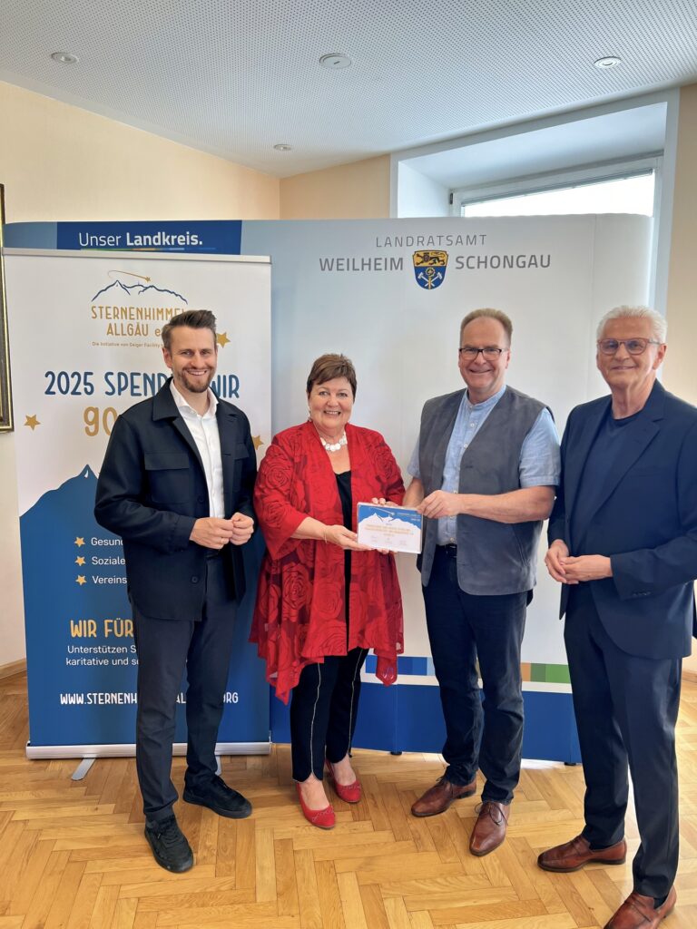 Hospiz Polling - Hospizverein Pfaffenwinkel: Übergabe eines Umschlags bei freundlich-feierlicher Stimmung.