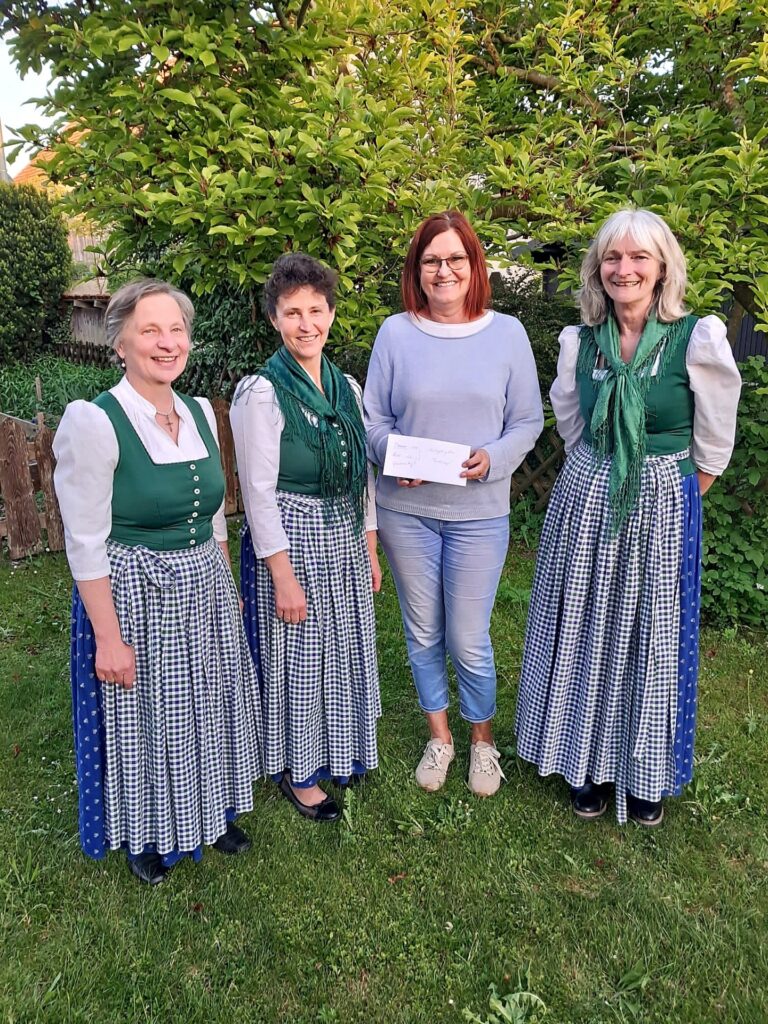 Hospiz Polling - Hospizverein Pfaffenwinkel, Frauen in Tracht draußen.