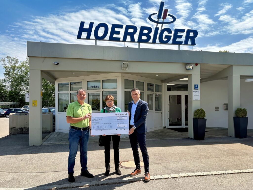 HOERBIGER überreicht Spendenscheck an Hospiz Polling im Freien.