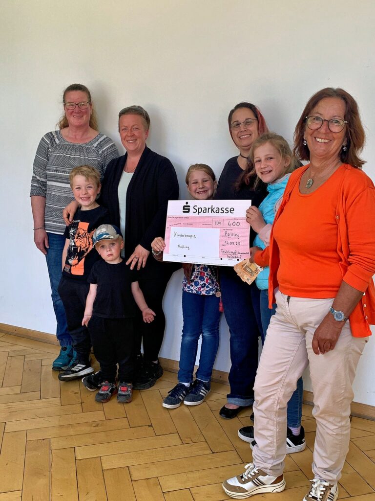Hospiz Polling - Hospizverein Pfaffenwinkel, Spendenübergabe mit Kindern und Erwachsenen.