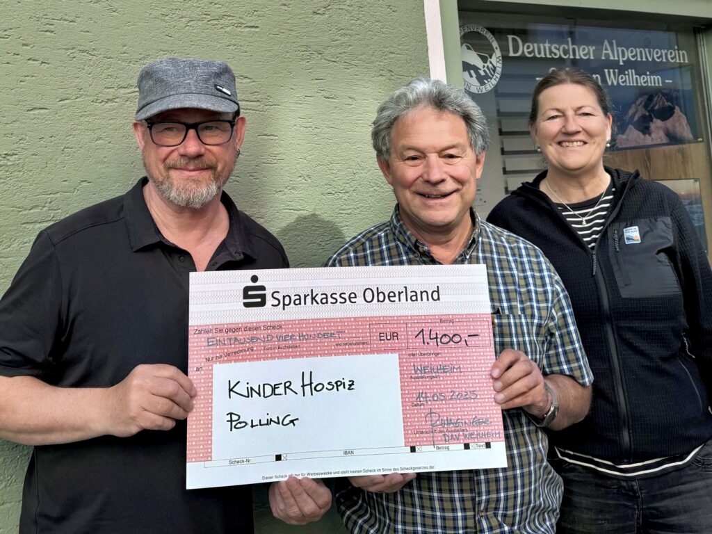 Hospiz Polling - Hospizverein Pfaffenwinkel hält symbolischen Spendenscheck.