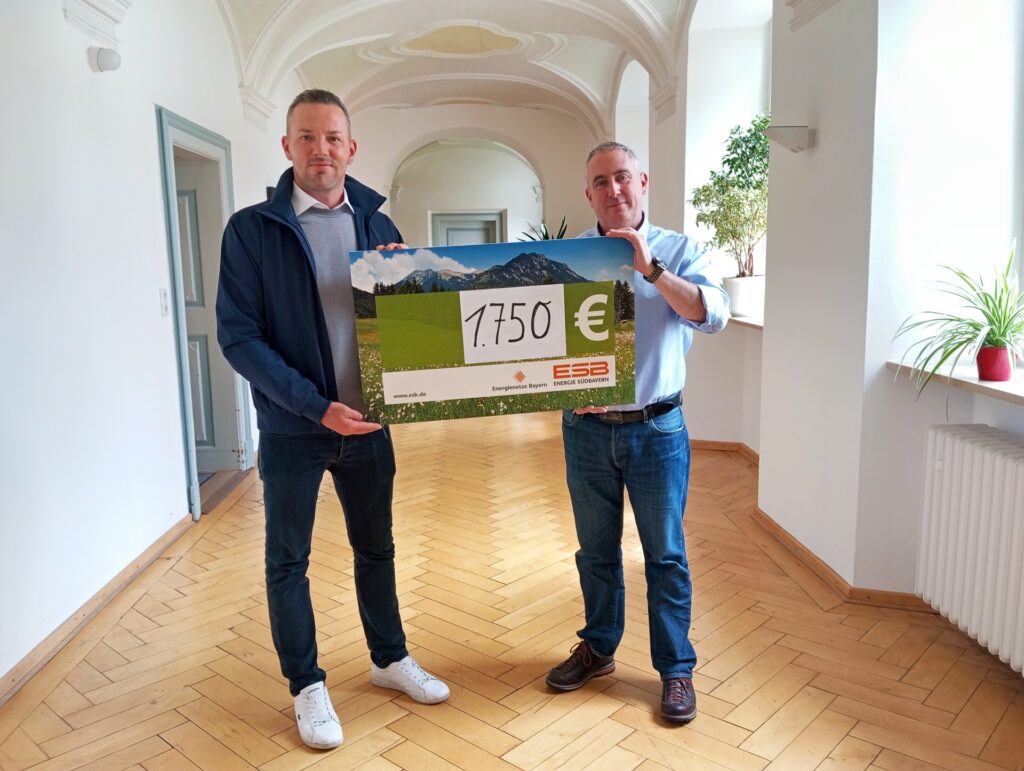 Hospiz Polling - Hospizverein Pfaffenwinkel: Spendenscheck-Übergabe in hellen Flur.