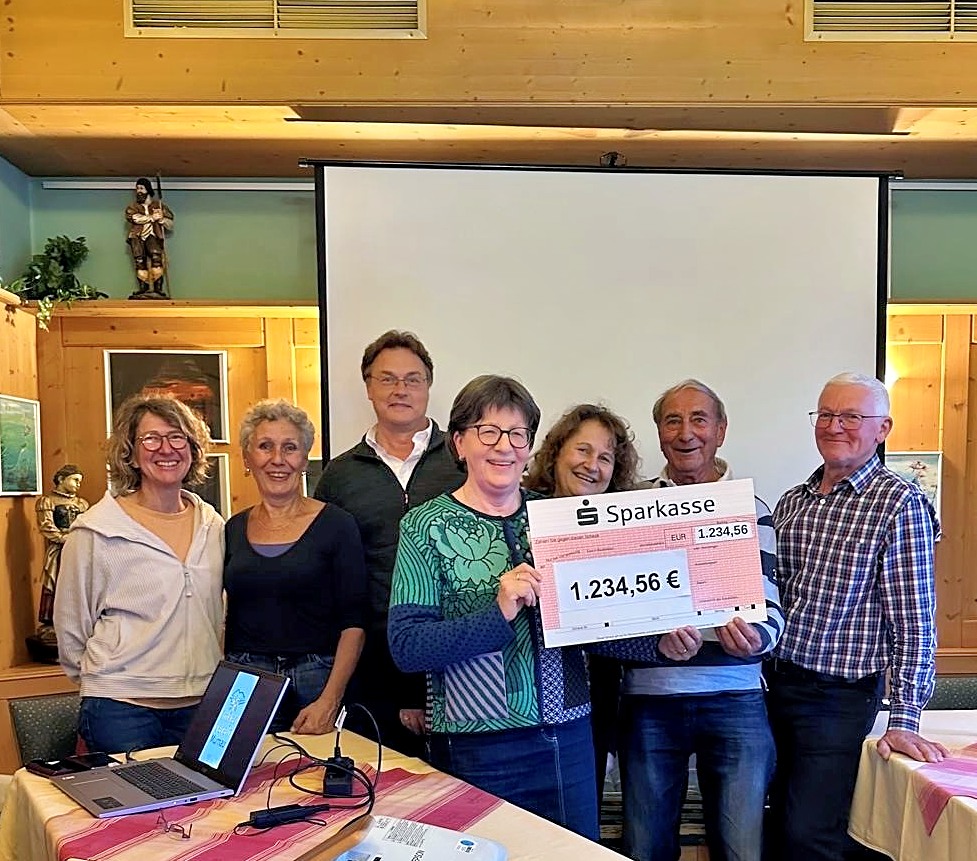 Gemütlicher Veranstaltungsraum, Gruppe überreicht Scheck an Hospizverein Pfaffenwinkel.