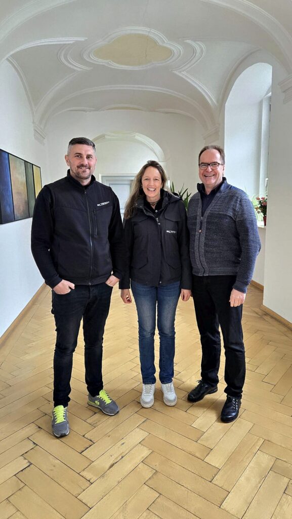 Hospiz Polling - Hospizverein Pfaffenwinkel, entspannte Gruppe in lichter Flur.