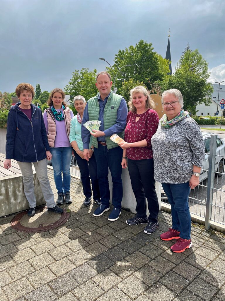 Hospiz Polling - Hospizverein Pfaffenwinkel, Gruppe draußen, Flyer werden gezeigt.