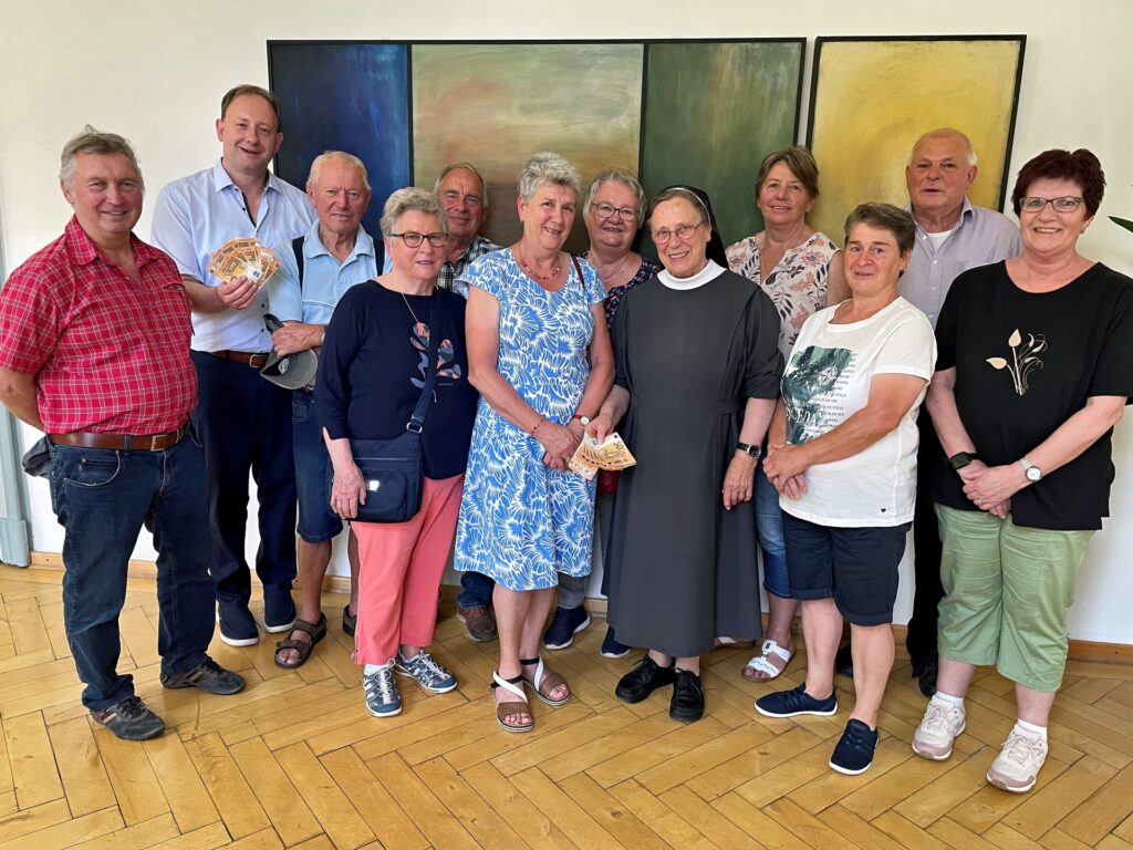Hospiz Polling - Hospizverein Pfaffenwinkel: Gruppe mit Nonne, freundlich.