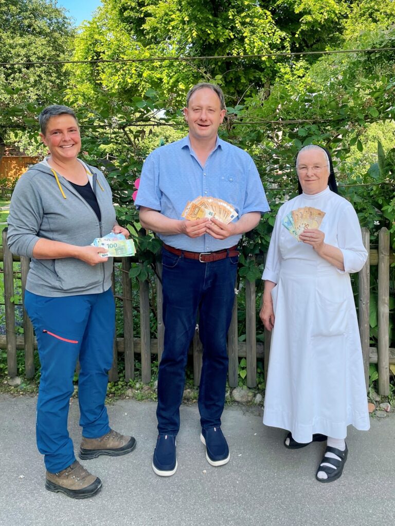 Hospiz Polling - Hospizverein Pfaffenwinkel Engagement mit Euro-Scheinen draußen.