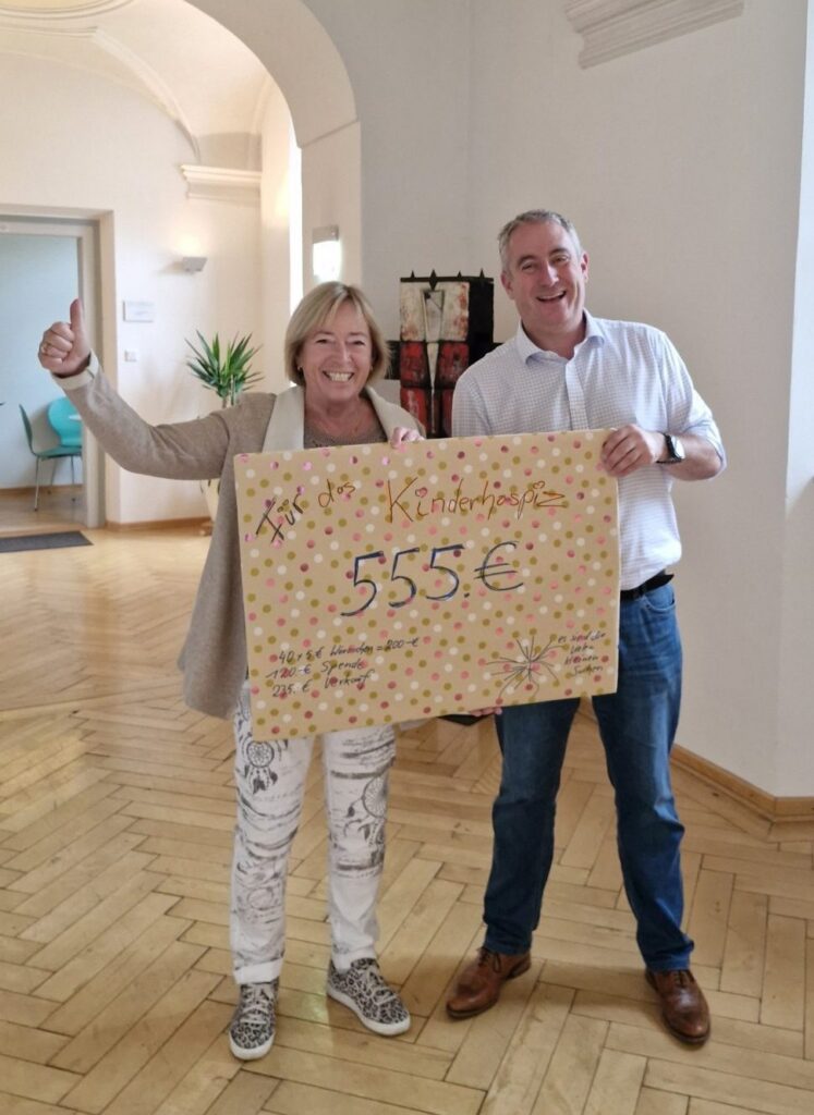 Spendenübergabe im hellen Raum bei Hospiz Polling.