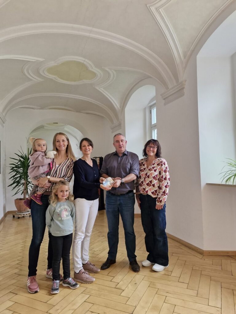 Heller Flur mit Gewölbe im Hospiz Polling, Gruppe bei Begegnung.