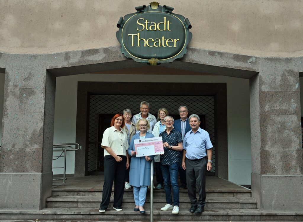 Hospiz Polling - Hospizverein Pfaffenwinkel Spendenübergabe vor Stadttheater.