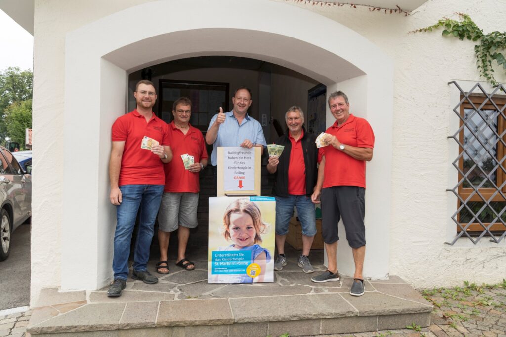 Hospiz Polling - Hospizverein Pfaffenwinkel: Männer spenden vor Eingang.