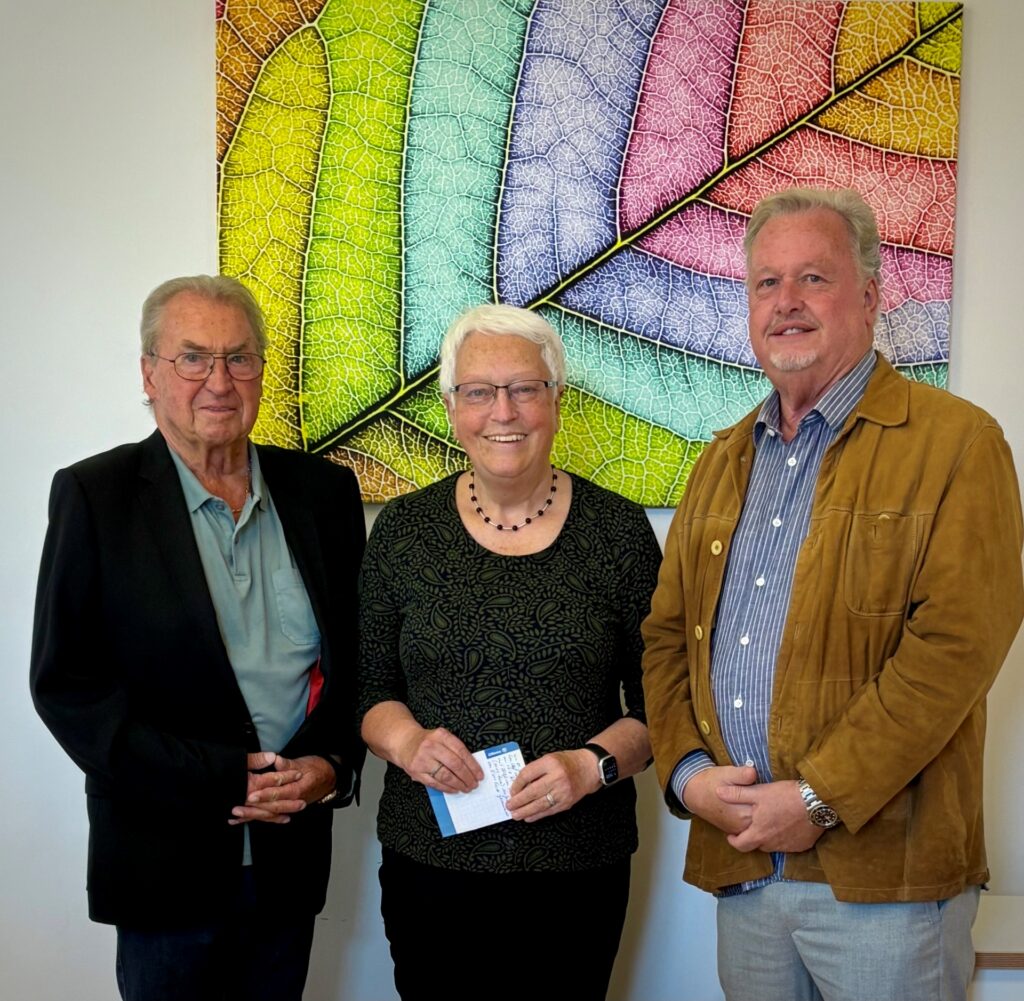 Hospiz Polling - Hospizverein Pfaffenwinkel, drei lachende Senior*innen vor bunter Blattkunst.