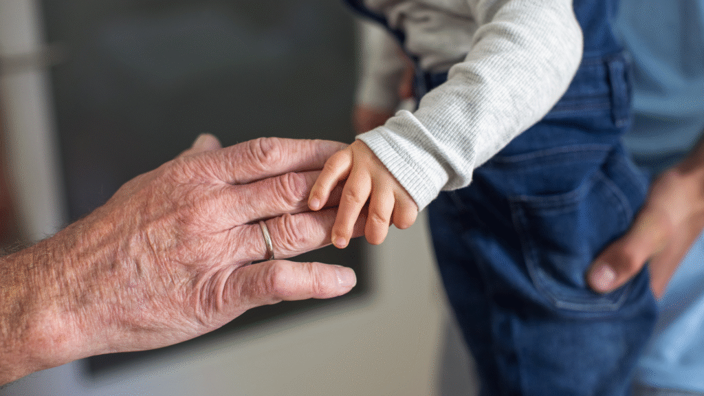 Hospiz Polling - Hospizverein Pfaffenwinkel: Alte und junge Hand berühren sich.