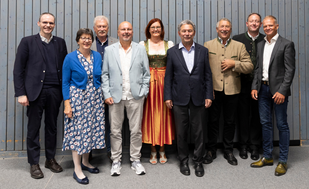 Hospiz Polling - Hospizverein Pfaffenwinkel Team vor Holzvertäfelung.