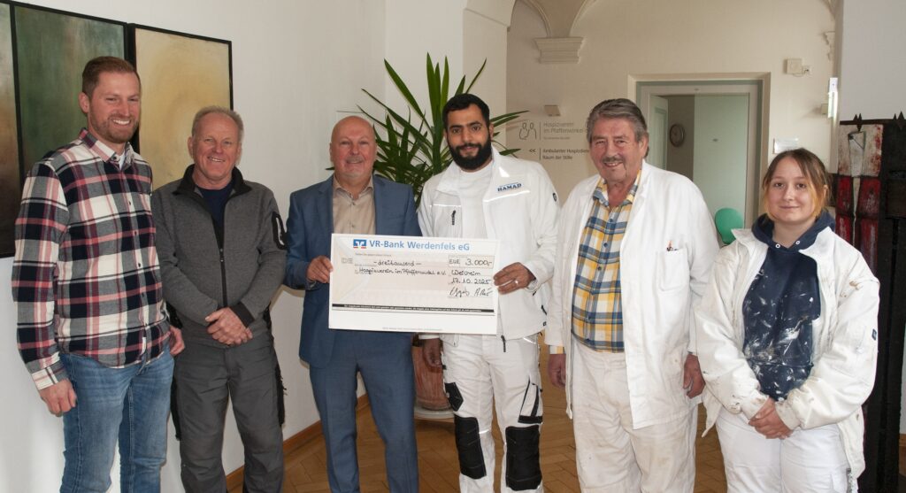 Hospiz Polling - Hospizverein Pfaffenwinkel, Spendenübergabe mit sechs Personen.