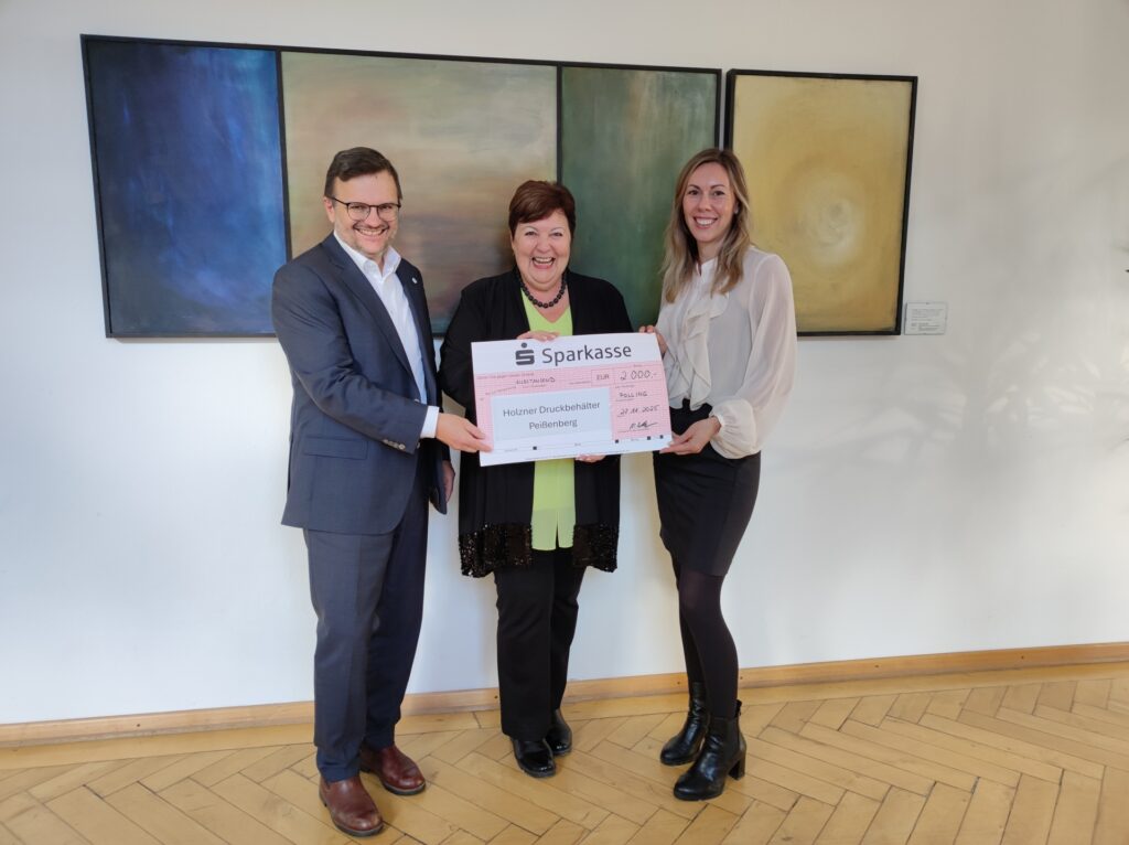 Großer Spendencheck für Hospiz Polling - Hospizverein Pfaffenwinkel, heller Raum.