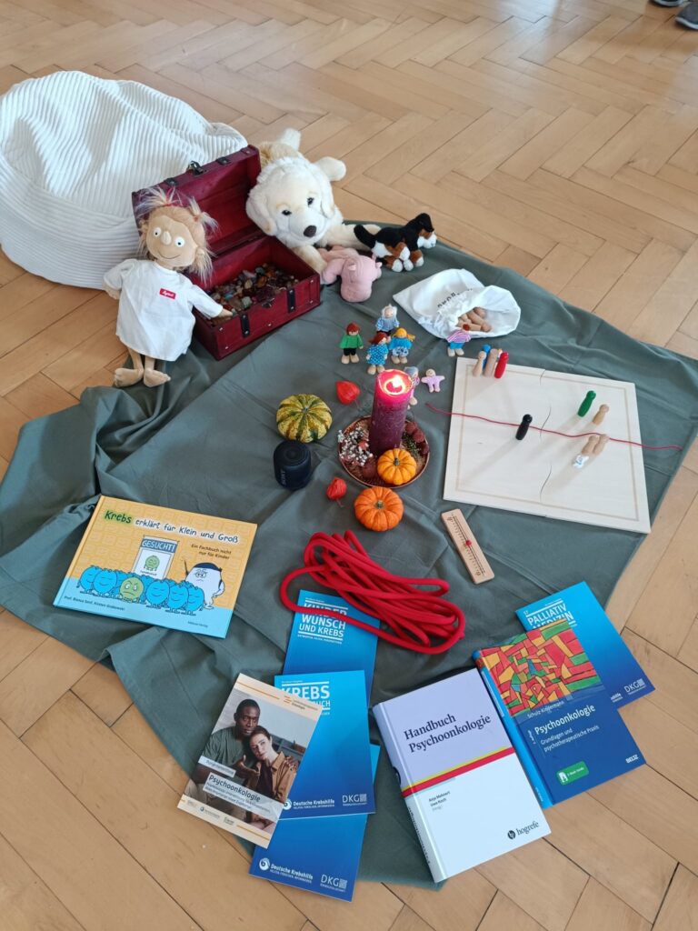 Hospiz Polling - Hospizverein Pfaffenwinkel, herbstliche Deko auf Holzfußboden.