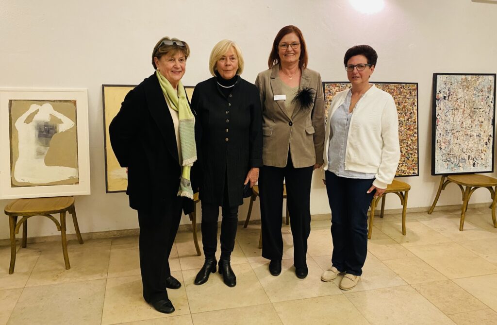 Hospiz Polling - Hospizverein Pfaffenwinkel, Frauen vor Kunstwerken, lächeln.
