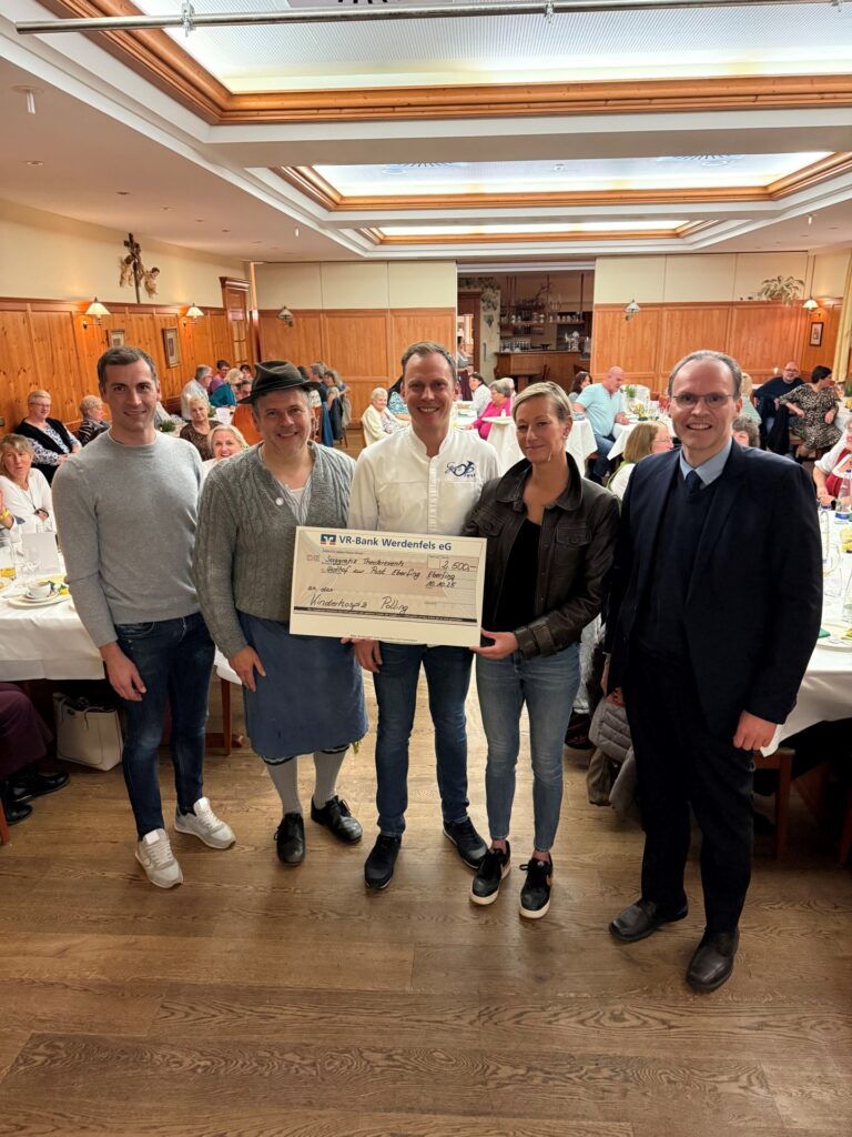 Hospiz Polling - Hospizverein Pfaffenwinkel, Spendenübergabe im festlichen Saal.