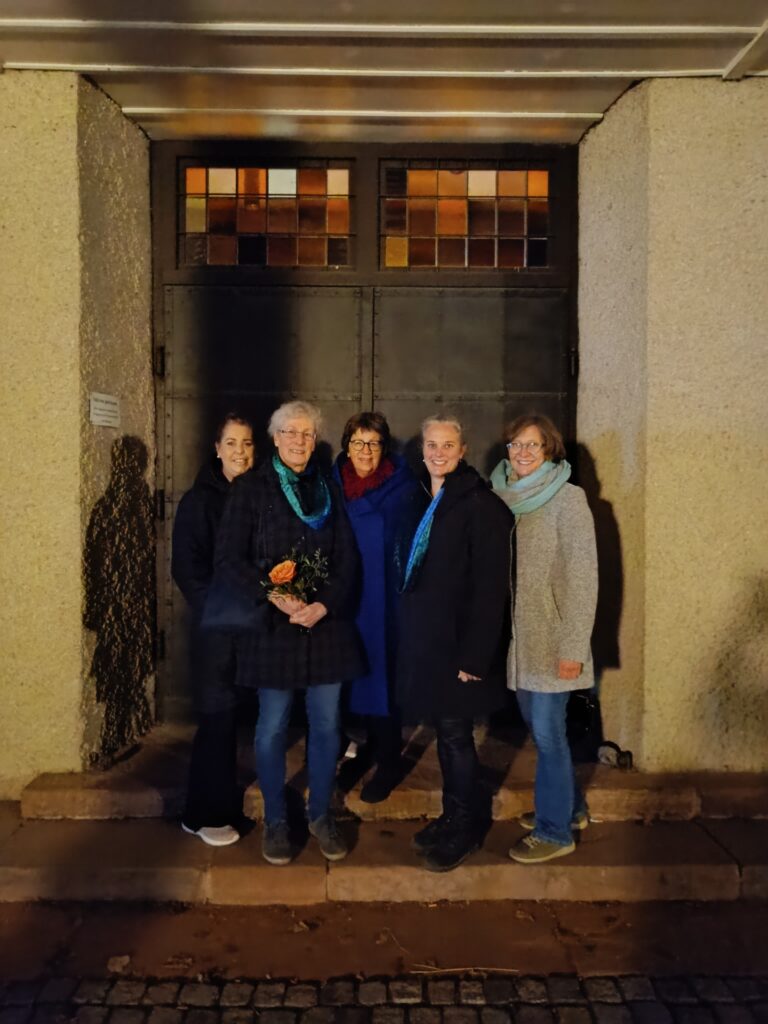 Fünf Frauen abends draußen bei Veranstaltung von Hospiz Polling.