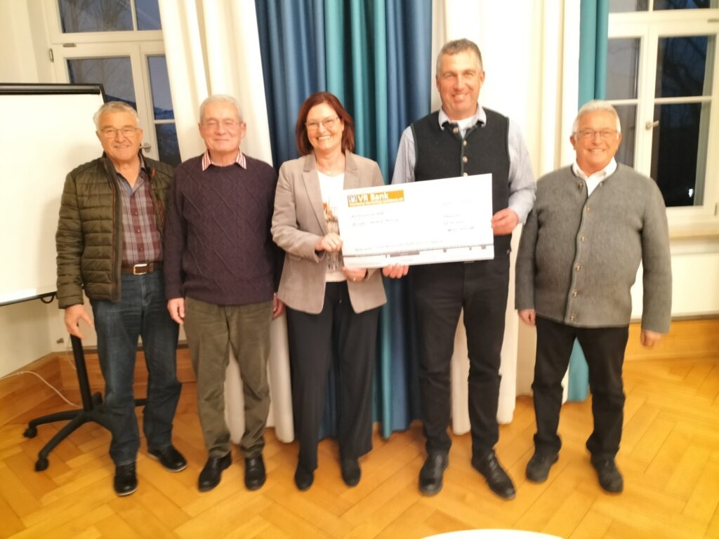 Hospiz Polling - Hospizverein Pfaffenwinkel, Scheckübergabe im hellen Seminarraum.