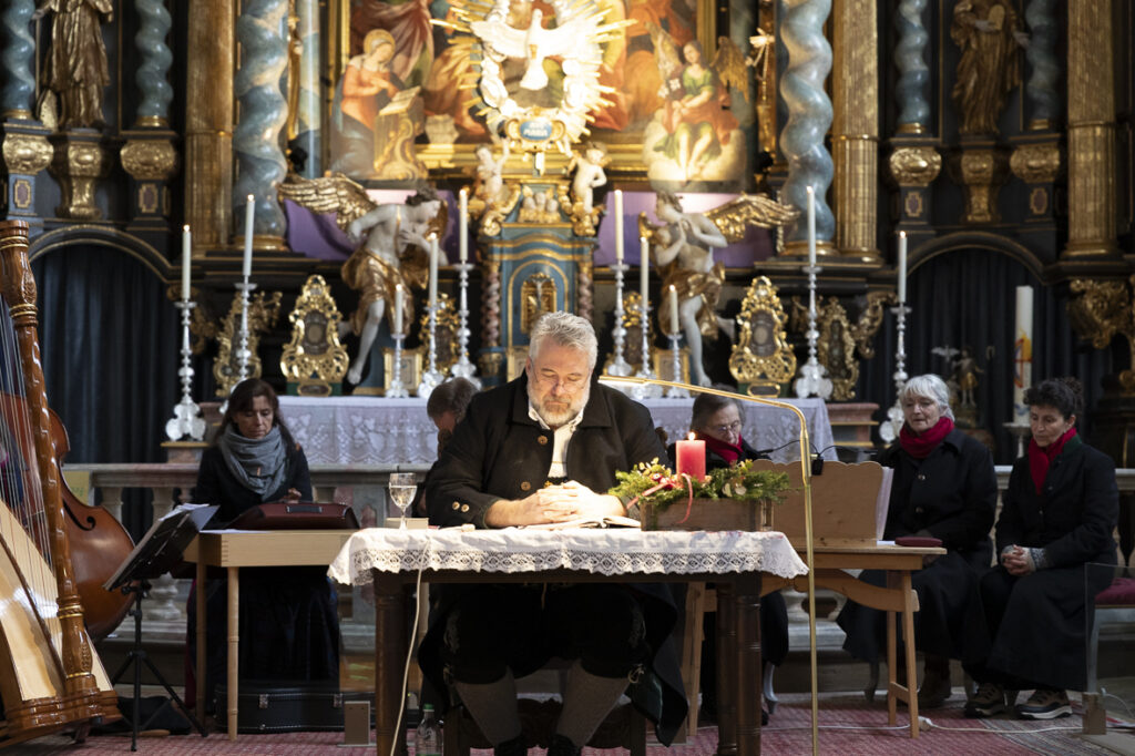 Hospiz Polling - Hospizverein Pfaffenwinkel: Festlich geschmückte Kirche, Menschen bei Veranstaltung.