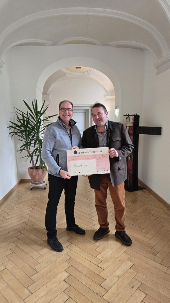 Hospiz Polling - Hospizverein Pfaffenwinkel, Scheckübergabe in der Flur.