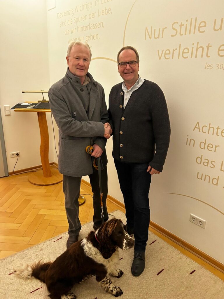 Hospiz Polling - Hospizverein Pfaffenwinkel, freundlicher Empfang mit Hund.
