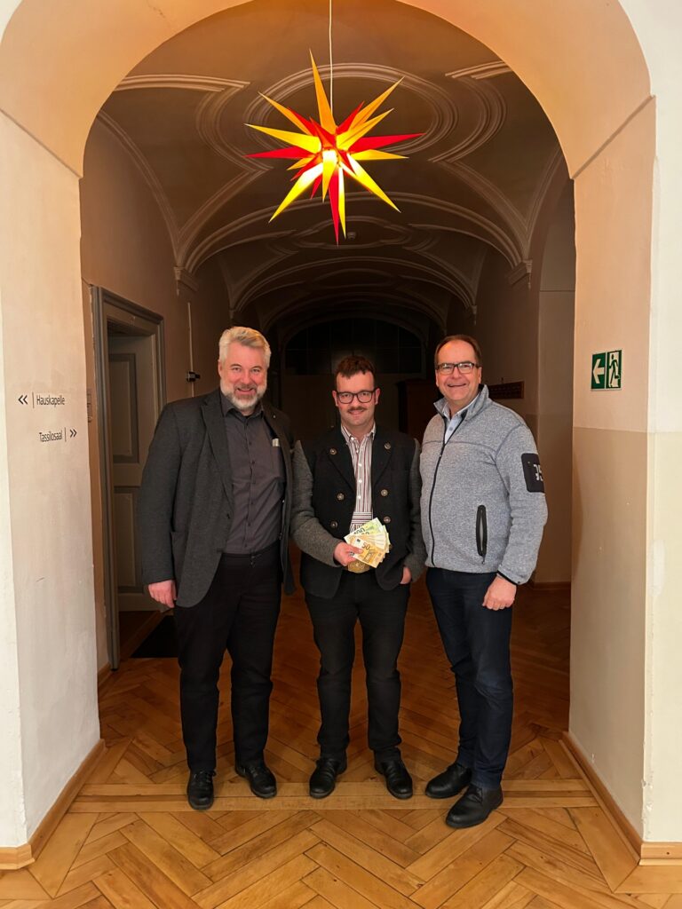 Spendenübergabe in der freundlichen Flur des Hospiz Polling.