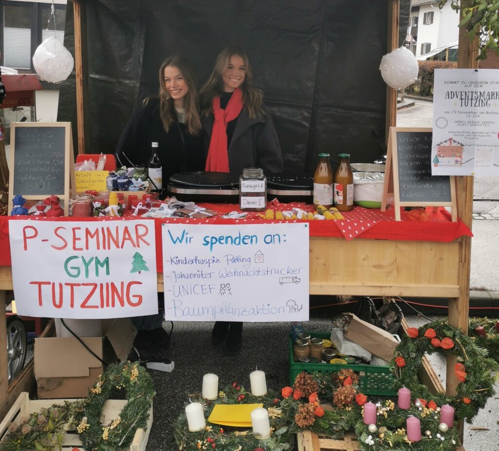 Hospiz Polling - Hospizverein Pfaffenwinkel, Weihnachtsbasarstand mit Dekorationen.