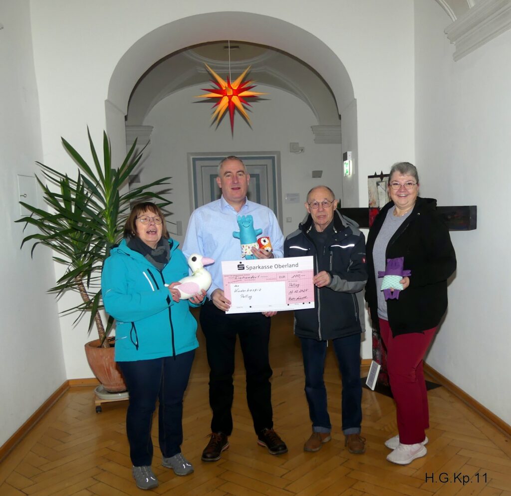 Hospiz Polling - Hospizverein Pfaffenwinkel, Spendenübergabe mit Kuscheltieren.
