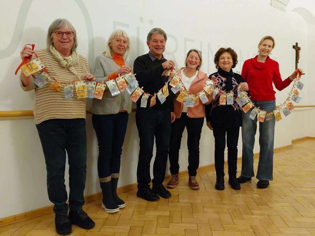Gruppenaktivität im hellen Raum vom Hospiz Polling, fröhliche Atmosphäre.