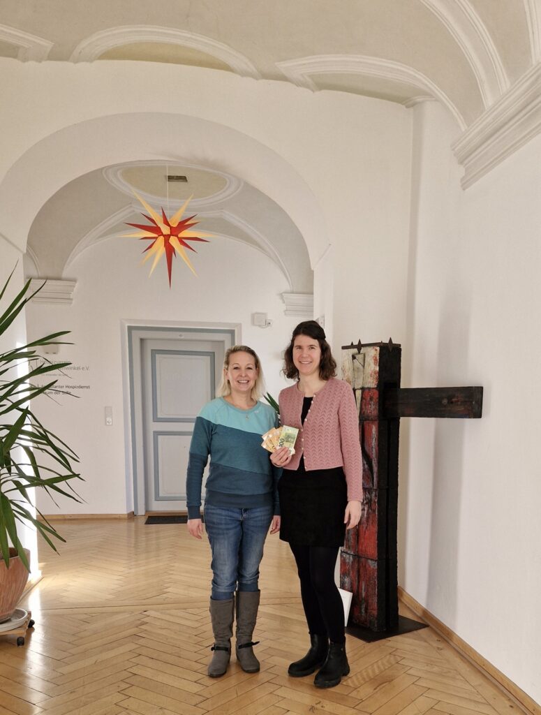 Heller Flur mit Holzfußboden im Hospiz Polling - Hospizverein Pfaffenwinkel.