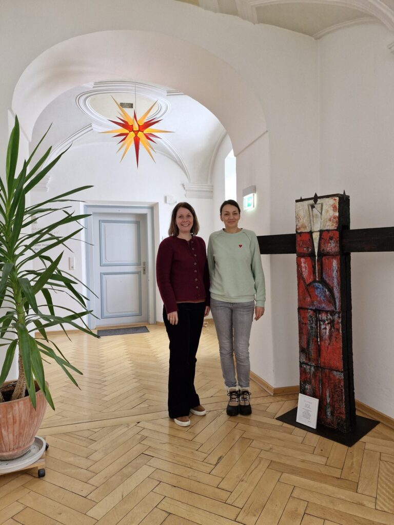 Hospiz Polling - Hospizverein Pfaffenwinkel: Skulptur, Pflanzen, Sternenleuchte.
