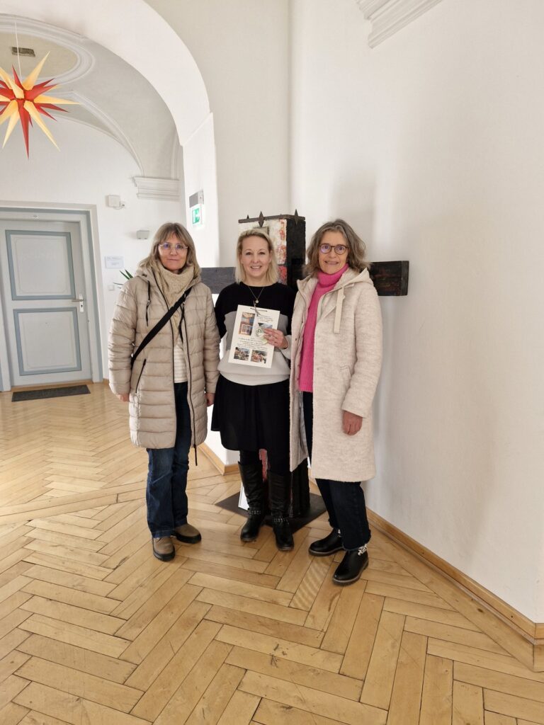 Heller Flur im Hospiz Polling, drei Frauen lächeln gemeinsam.