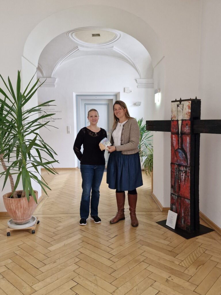Heller Flur im Hospiz Polling - freundliche Atmosphäre mit Kreuz.