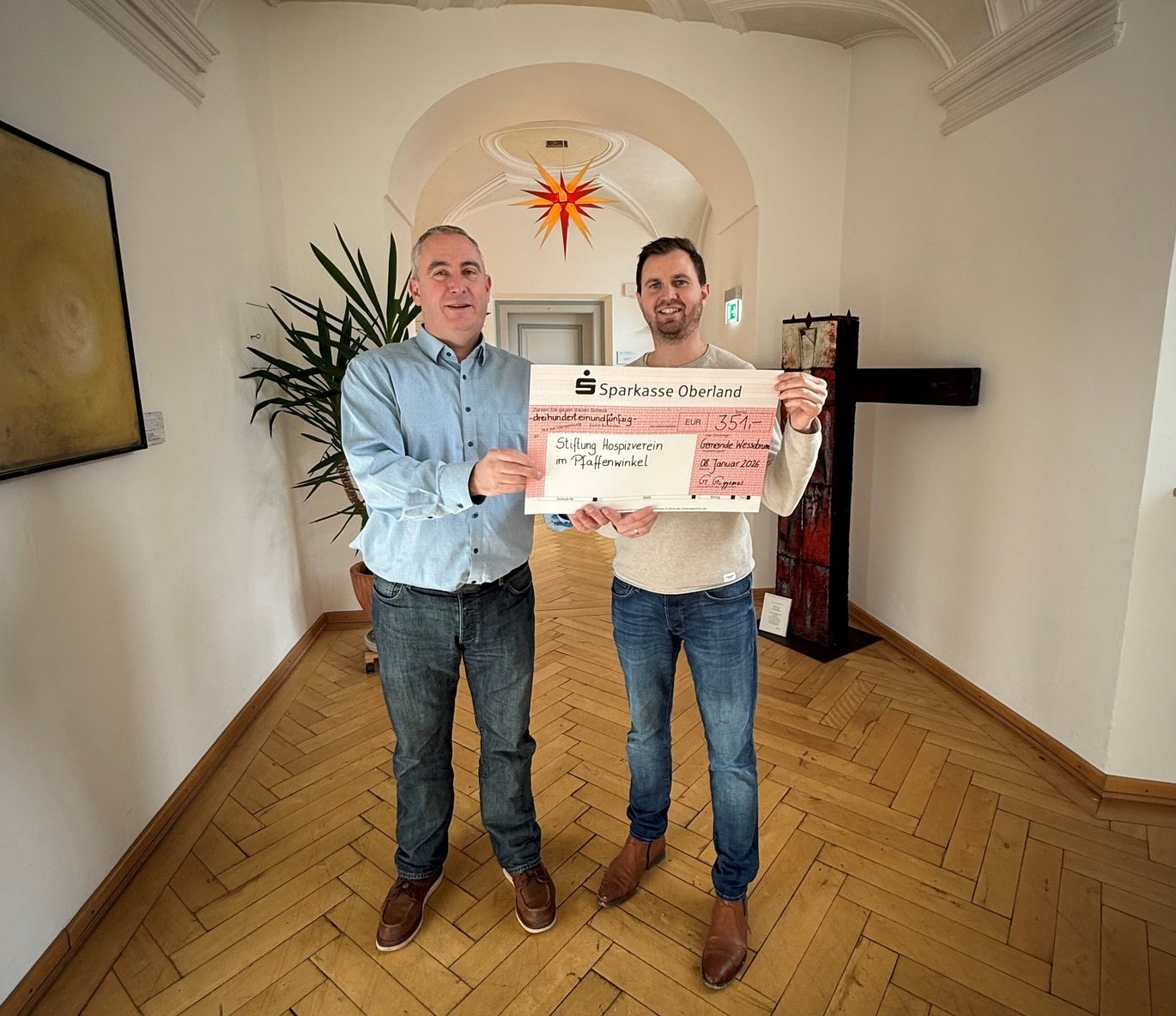 Hospiz Polling - Hospizverein Pfaffenwinkel erhält Spende in der Flur.